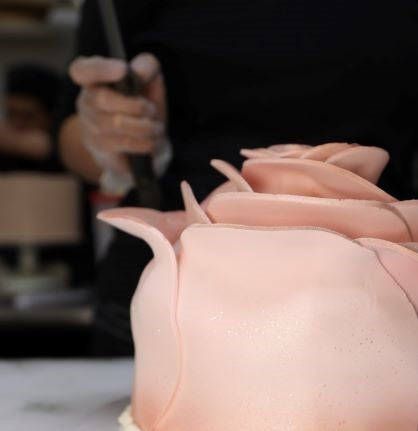 how to cut cake, knife skills, steps to cut cake