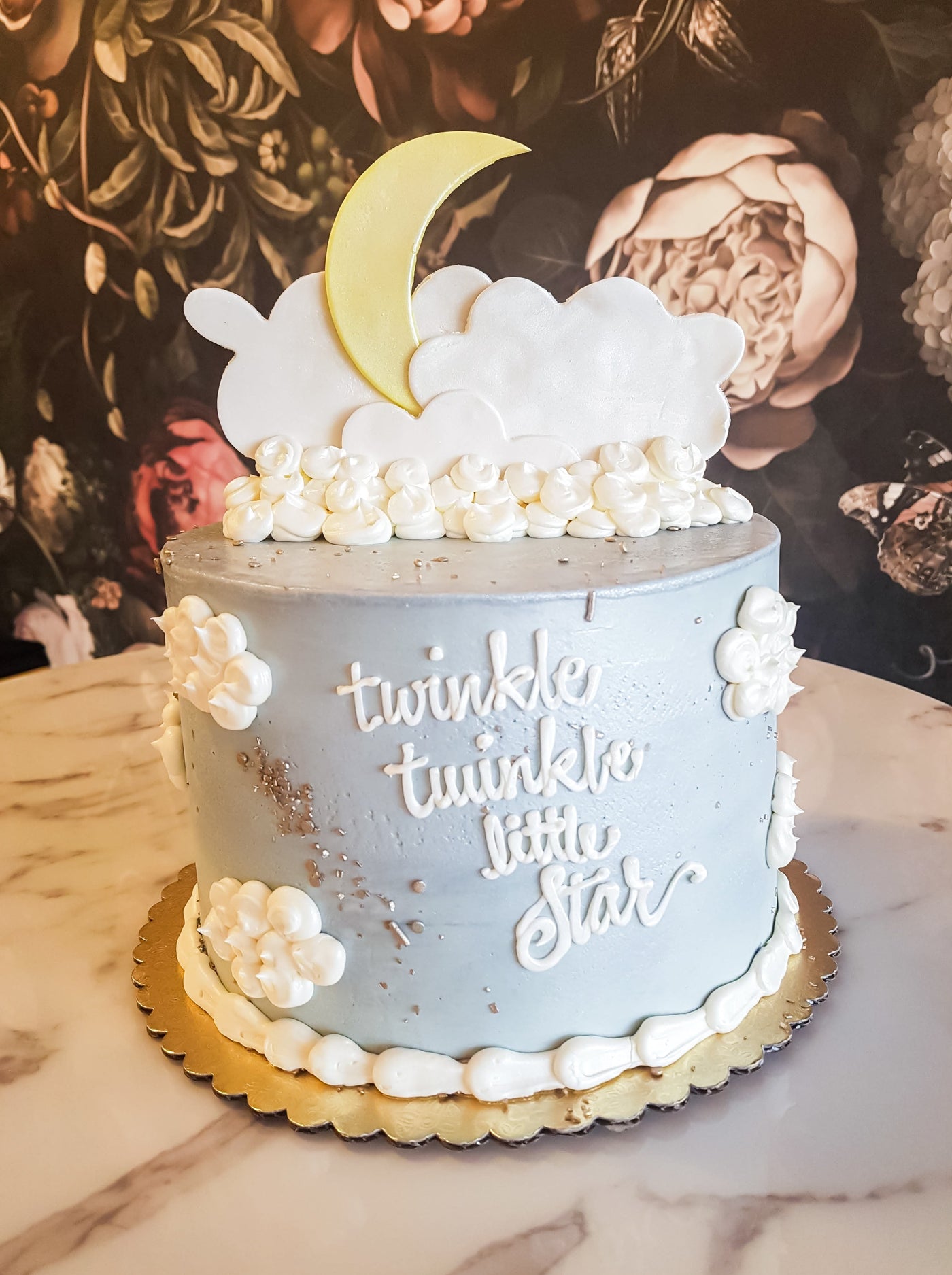 How I wonder what you are. Elevate your baby party with this sweet cake. Whether you are welcoming a little one soon or already celebrating the first birthday! This cake is sure to twinkle and sparkle at your celebration. 